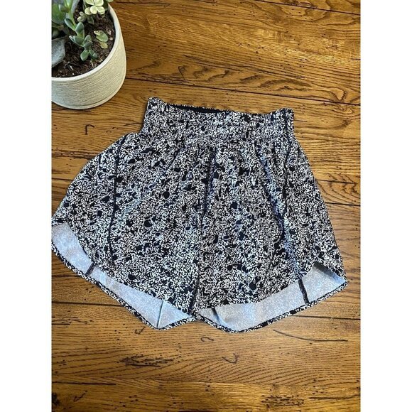 LULULEMON Tracker Short Low-Rise LR 4” Lined Size 2 - Picture 2 of 5
